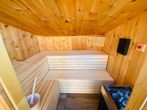 una sauna de madera con techo de madera en AlpinLodge Flachau, en Flachau