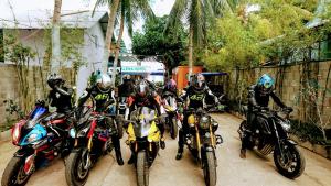 um grupo de motociclistas estão sentados em suas motos em Mui Ne Alena Hotel em Phan Thiet