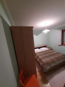 Tempat tidur dalam kamar di Dražen Apartment