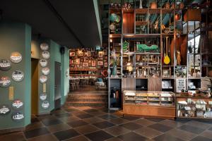 Khu vực lounge/bar tại PIERDREI Hotel HafenCity Hamburg