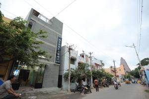 um grupo de pessoas em motocicletas em uma rua da cidade em Moonlight Residency em Tiruchchirappalli