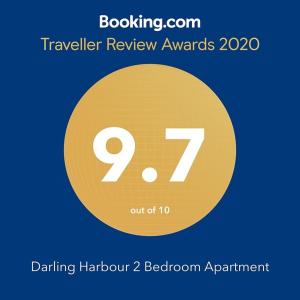 ein gelber Kreis mit der Nummer siebzig drauf in der Unterkunft Darling Harbour 2 Bedroom Apartment in Sydney