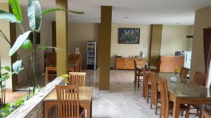 Un restaurant u otro lugar para comer en Aloha Hotel Yogyakarta