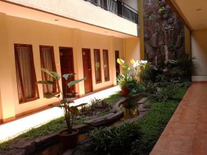 Un jardín fuera de Aloha Hotel Yogyakarta