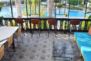 um pátio com cadeiras e uma mesa na varanda em Blu Beach Haven em Hua Hin