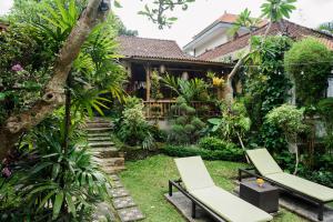 un giardino di fronte a una casa di Desak Putu Putra Hidden ad Ubud