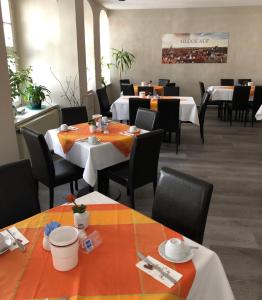 Hotel Am Obermarkt tesisinde bir restoran veya yemek mekanı