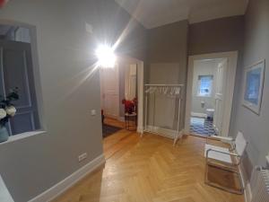 um quarto com um corredor com uma luz na parede em Appartment Sonneck em Freiburg im Breisgau