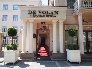 budynek z napisem "Hotel butikowy de vaughan" w obiekcie De Volan Boutique Hotel w Odessie