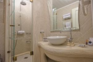 Un baño de Orologopoulos Mansion Luxury Hotel