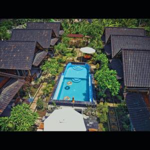 A piscina localizada em Mertasari Bungalows ou nos arredores