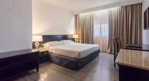 Кровать или кровати в номере Bayview Hotel Melaka