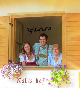 un grupo de personas mirando por una ventana en Agriturismo Kabishof, en Funes