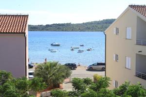 Blick auf einen Wasserkörper mit Booten darin in der Unterkunft Villa Srima in Vodice