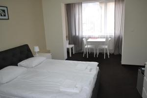 Uma cama ou camas num quarto em Rakhiv Hotel & Apartments