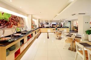 Um restaurante ou outro lugar para comer em HARRIS Hotel Seminyak