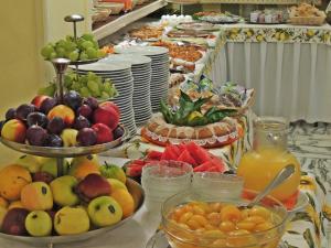 un buffet lleno de diferentes tipos de fruta en Hotel Girasole, en Sorrento