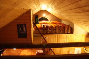 een slaapkamer in een boomhut met een stapelbed bij Norwegisches Holzhaus in Neuruppin