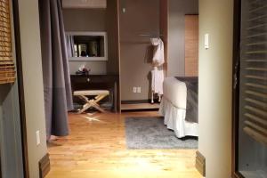 een slaapkamer met een bed en een bureau en een kamer bij 1-Bedroom Apartment Bellisimo AG by Amazing Property Rentals in Gatineau