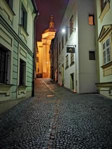 una strada vuota di notte con un edificio sullo sfondo di Hotel Penzion Na Hradě a Olomouc