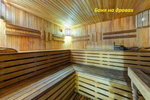 d'un sauna avec des boiseries et du parquet. dans l'établissement Hotel Gutsulia, à Bukovel