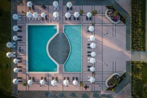 Kolam renang di atau di dekat The Lake Hotel