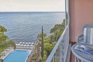 einen Balkon mit Meerblick in der Unterkunft Reid's Palace, A Belmond Hotel, Madeira in Funchal