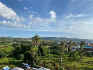 - une vue sur une ville avec des palmiers et un pont dans l'établissement Nai Yang Residence, à Nai Yang Beach