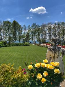 een standbeeld in het midden van een park met bloemen bij Ludwig Boutique Hotel & Spa in Bolsena