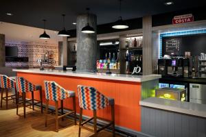 De lounge of bar bij Leonardo Hotel Exeter