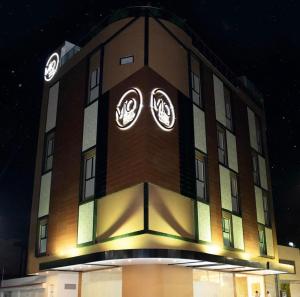 un edificio con dos relojes a un lado. en Hotel Mio Boutique, en Cúcuta