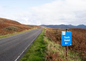 un cartello stradale sul lato di una strada di Gairloch Sands Youth Hostel a Gairloch