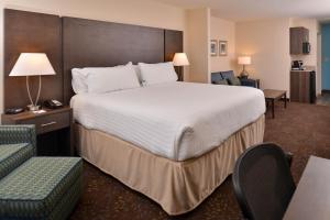 Posteľ alebo postele v izbe v ubytovaní Holiday Inn Express & Suites Dearborn SW - Detroit Area, an IHG Hotel