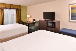 Posteľ alebo postele v izbe v ubytovaní Holiday Inn Express & Suites Dearborn SW - Detroit Area, an IHG Hotel