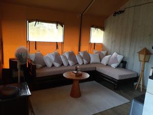 Et opholdsområde på Glamping tent Romala