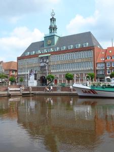 een boot is aangemeerd voor een groot gebouw bij Piacere Emden in Emden