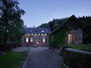 uma grande casa de tijolos com luzes em seehaus forelle haeckenhaus em Ramsen