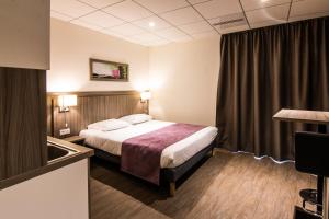 سرير أو أسرّة في غرفة في Tulip Inn Thionville Residences