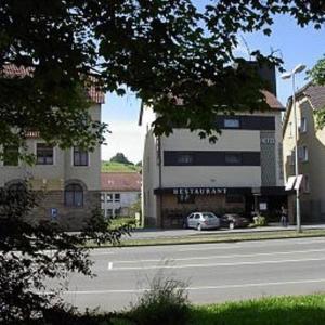 een straat met een gebouw aan de kant van een weg bij Hotel Barbarina in Tübingen