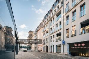 een lege straat in een stad met gebouwen bij Apartment an der Frauenkirche, Salzgasse, FEWO-Residenz-Dresden in Dresden