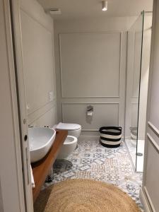 bagno con 2 lavandini e 2 servizi igienici di Suites Menaggio a Menaggio