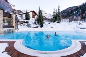 A piscina localizada em Granbaita Dolomites ou nos arredores