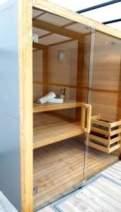 una sauna su una barca con parete in vetro di Milfontes Guest House - Duna Parque Resorts & Hotels a Vila Nova de Milfontes