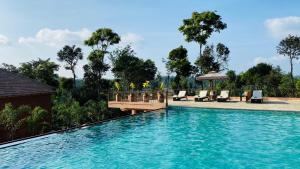 Kolam renang di atau di dekat Machaan Plantation Resort, Sakleshpur