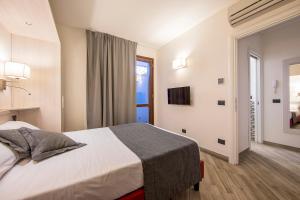 um quarto de hotel com uma cama e uma televisão em Borgo Aureo em Roma