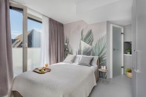 - une chambre avec un lit et un plateau de fruits dans l'établissement VISIONAPARTMENTS Neustadtstrasse - contactless check-in, à Lucerne