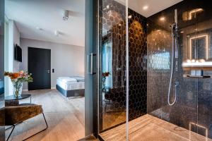 Il comprend une chambre et une salle de bains pourvue d'une douche. dans l'établissement CLOUD No7 APARTMENTS, à Stuttgart