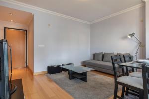 sala de estar con sofá y mesa en LovelyStay - Modern apartment in Anjos, en Lisboa