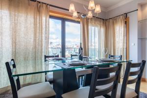 comedor con mesa y sillas y ventana grande en LovelyStay - Modern apartment in Anjos, en Lisboa