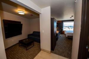 Holiday Inn Express & Suites - Colorado Springs AFA Northgate, an IHG Hotel電視和／或娛樂中心